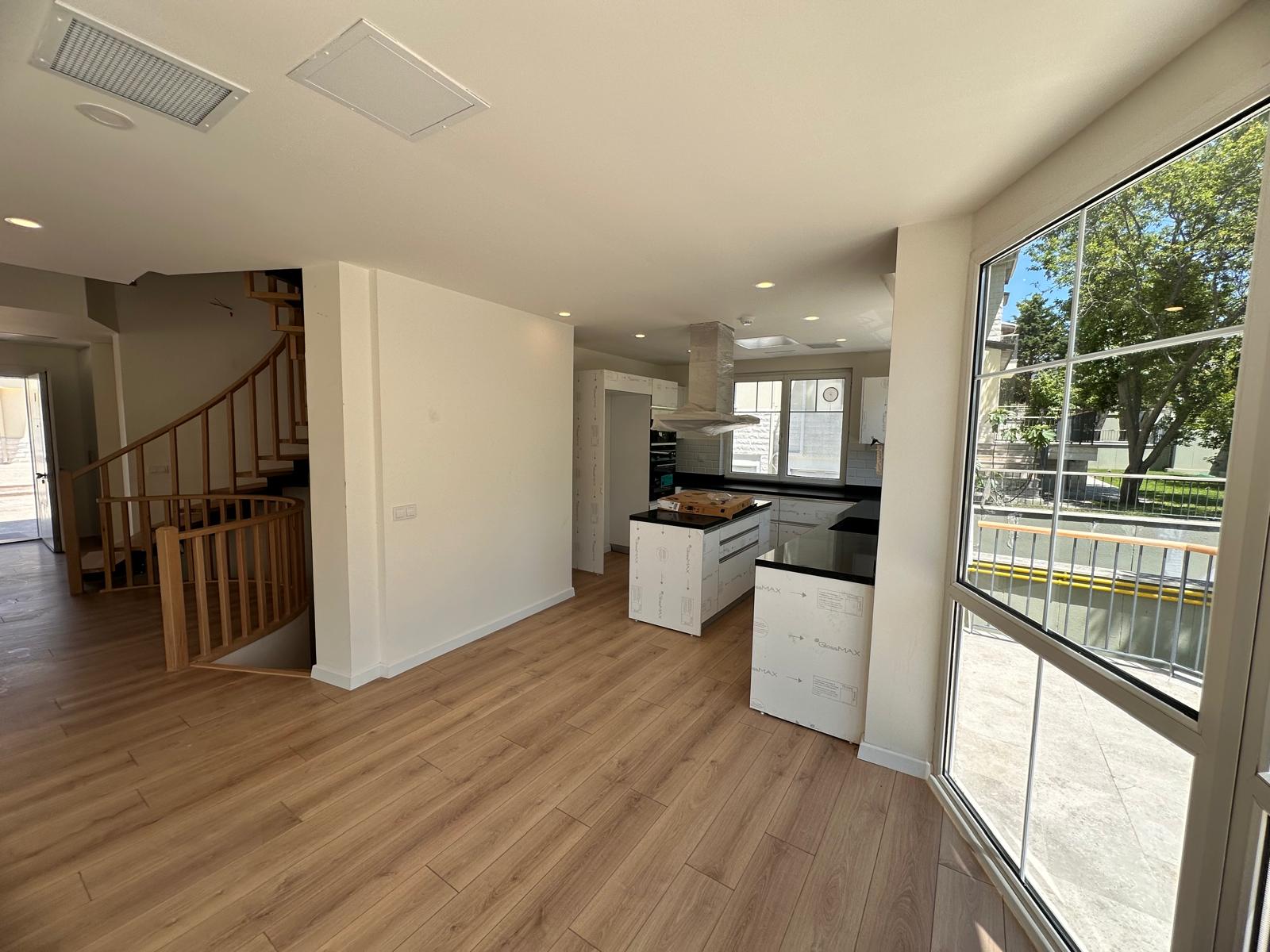 215b103c-abca-459e-a8d3-f9b1afe3a253